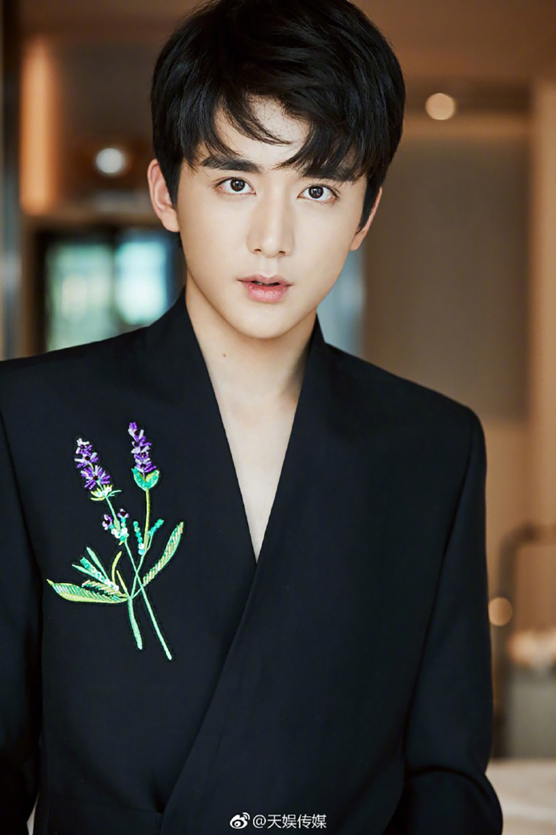 Thảm đỏ iQiYi: Dương Mịch cân cả dàn mỹ nhân Cbiz, bạn gái Trương Hàn nhan sắc ngày càng lên hương